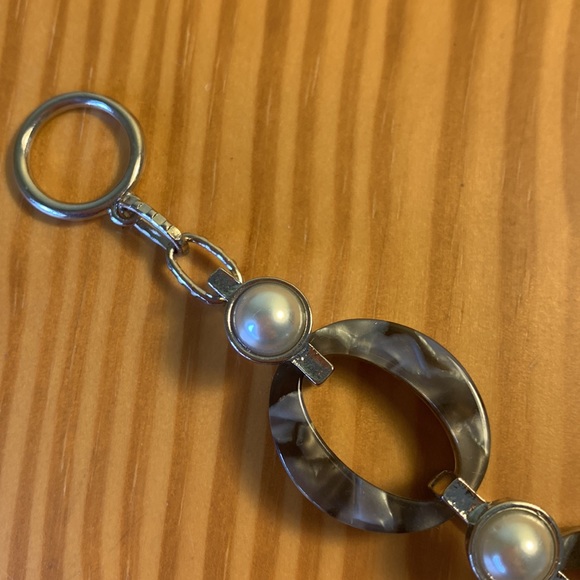 Banana Republic pearl and Grey tortoise shell bracelet. - Picture 2 of 3